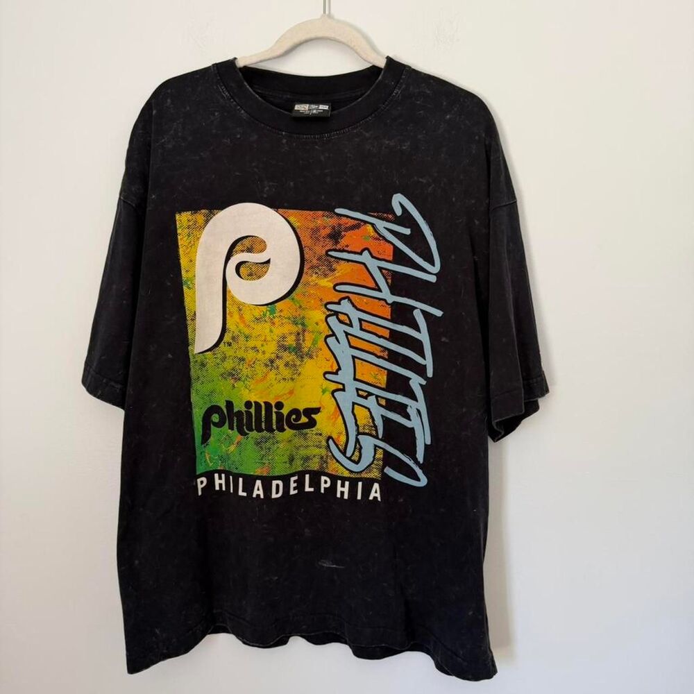 New-era Men's Black and Grey T-shirt